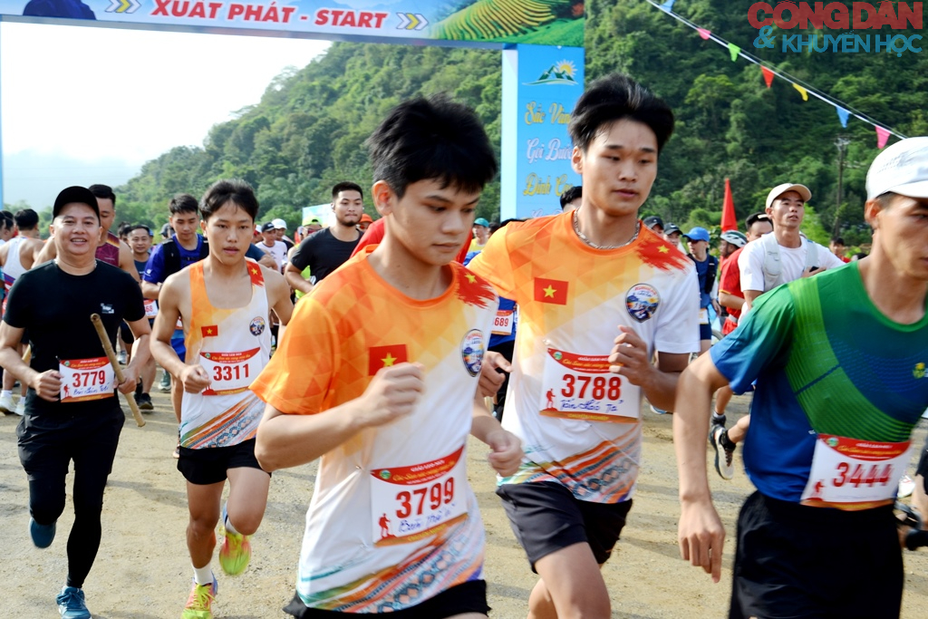 Lào Cai: Gần 700 VĐV leo núi trên thảm vàng mùa thu Cốc San - Ảnh 13.