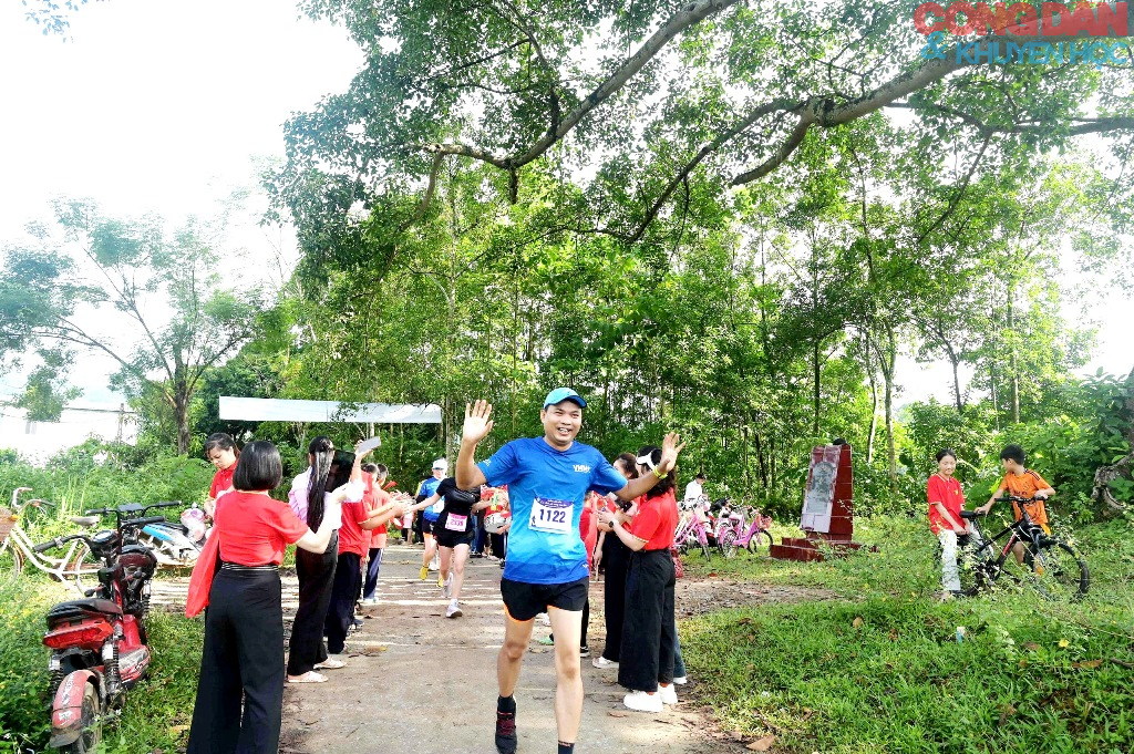Lào Cai: Gần 700 VĐV leo núi trên thảm vàng mùa thu Cốc San - Ảnh 15.