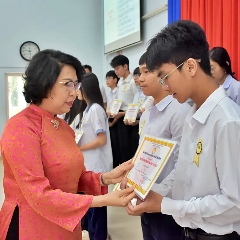 Hội Khuyến học Thành phố Hồ Chí Minh trao 372 suất học bổng cho học cho học sinh, sinh viên vượt khó - Ảnh 1.