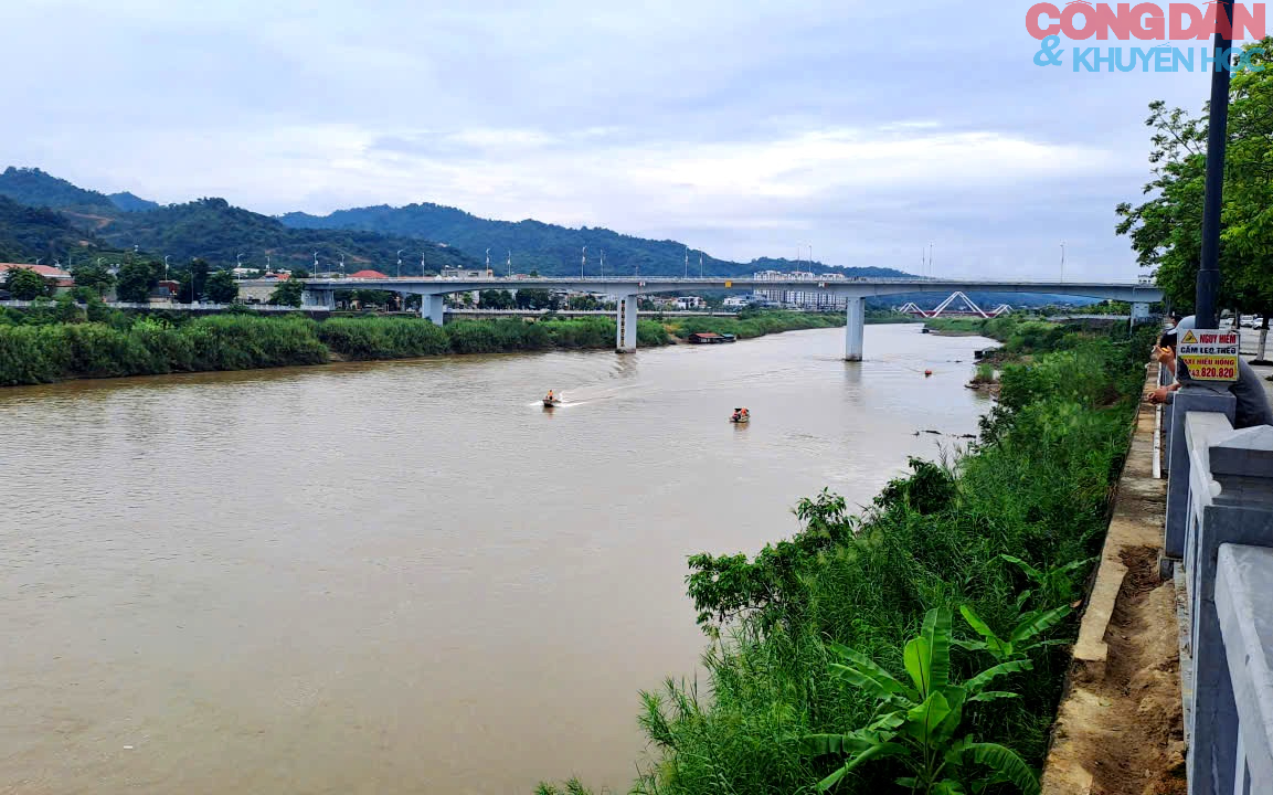 T&igrave;m thấy thi thể kiểm l&acirc;m vi&ecirc;n mất t&iacute;ch khi l&agrave;m nhiệm vụ bị ch&igrave;m thuyền tr&ecirc;n s&ocirc;ng Hồng - Ảnh 1.