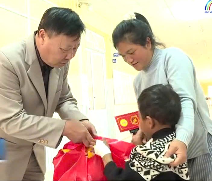 Hội Khuyến học tỉnh L&acirc;m Đồng trao qu&agrave; Tết &yacute; nghĩa cho học sinh L&agrave;ng SOS v&agrave; bệnh nhi - Ảnh 2.