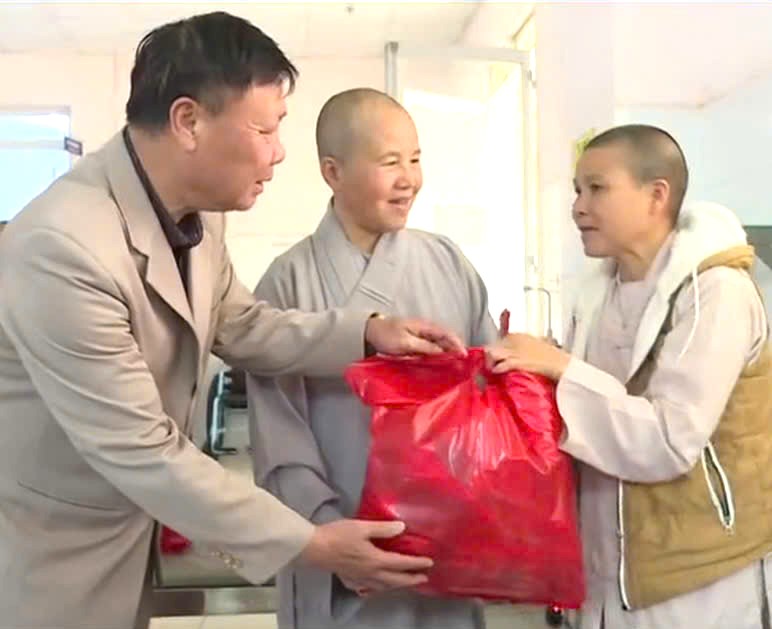 Hội Khuyến học tỉnh L&acirc;m Đồng trao qu&agrave; Tết &yacute; nghĩa cho học sinh L&agrave;ng SOS v&agrave; bệnh nhi - Ảnh 3.