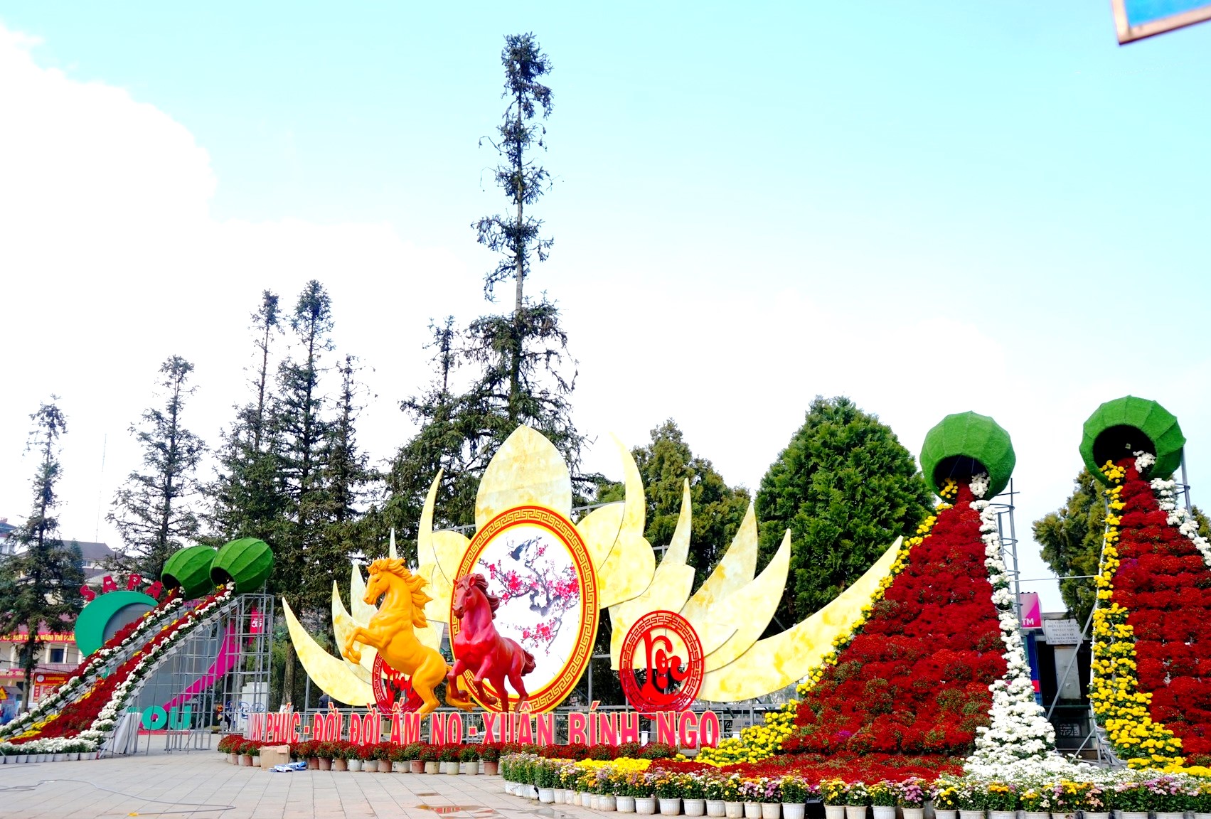 Sa Pa rực rỡ sắc m&agrave;u đ&oacute;n xu&acirc;n, vui Tết - Ảnh 2.