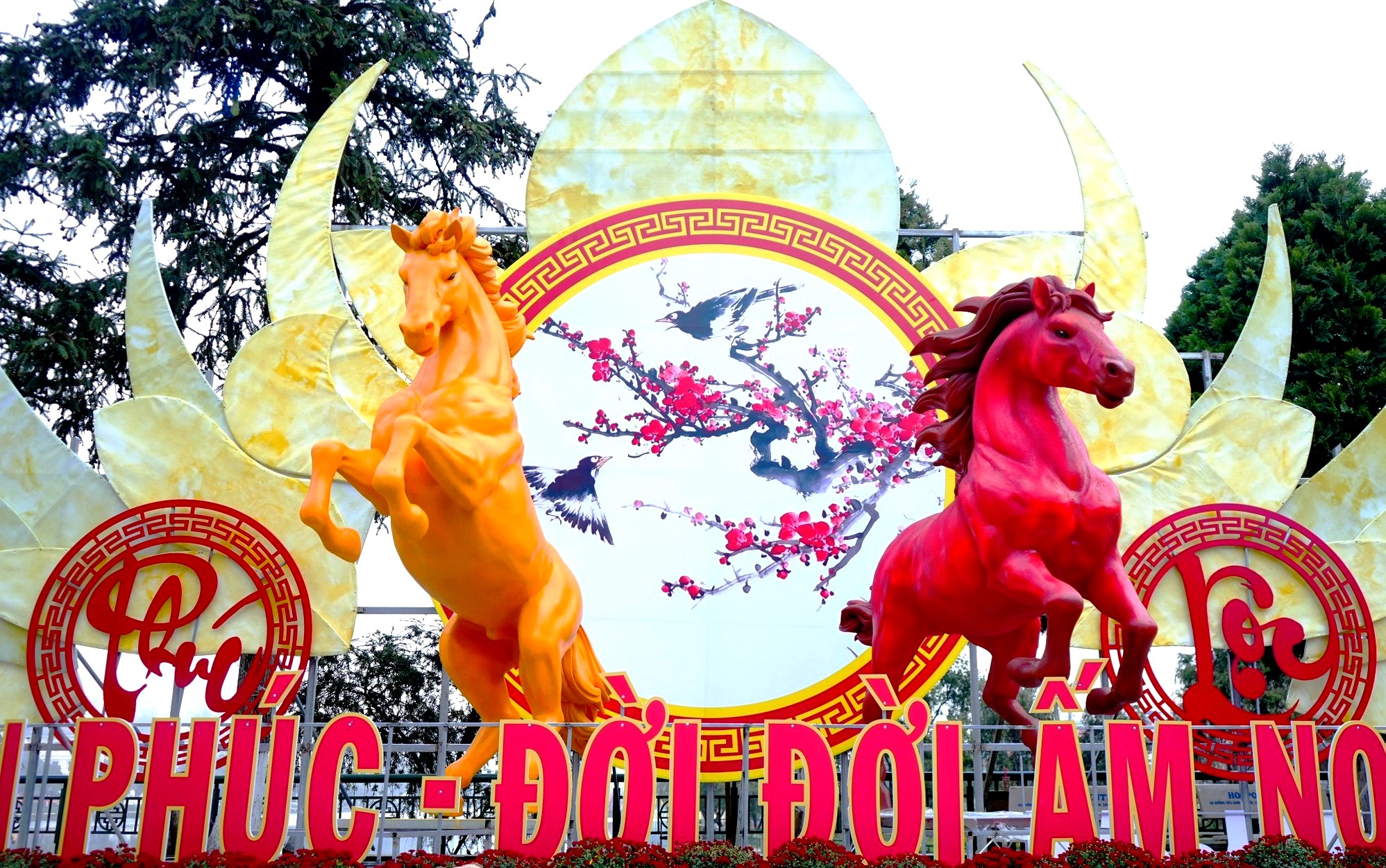 Sa Pa rực rỡ sắc m&agrave;u đ&oacute;n xu&acirc;n, vui Tết - Ảnh 1.