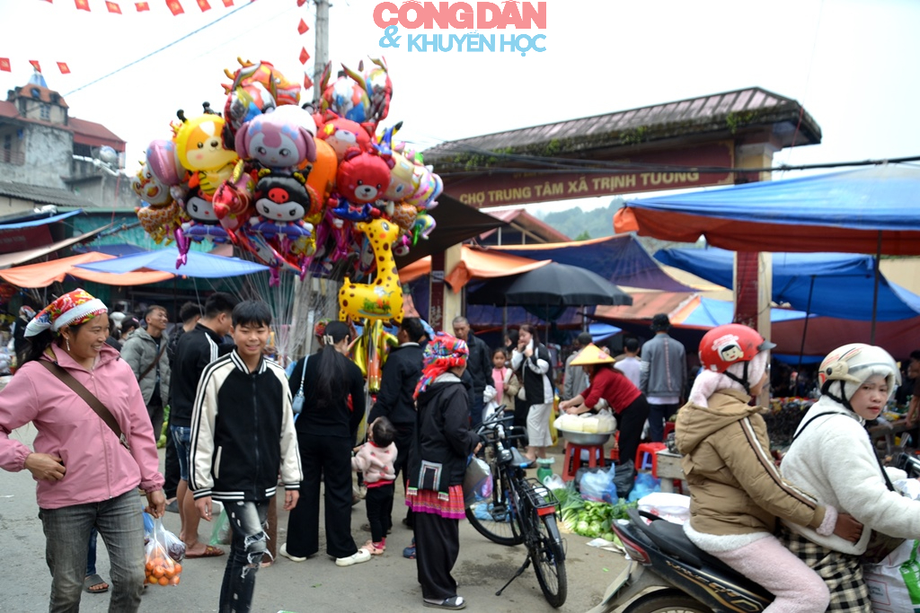 Rộn r&atilde; phi&ecirc;n chợ cuối năm ở v&ugrave;ng cao L&agrave;o Cai - Ảnh 1.