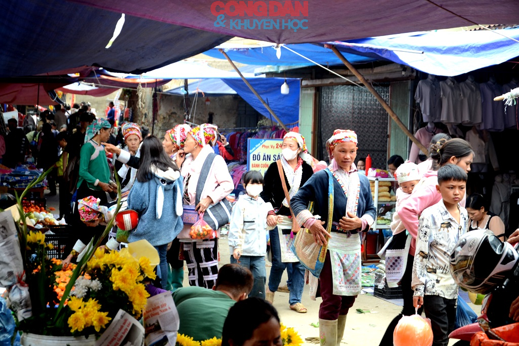 Rộn r&atilde; phi&ecirc;n chợ cuối năm ở v&ugrave;ng cao L&agrave;o Cai - Ảnh 2.