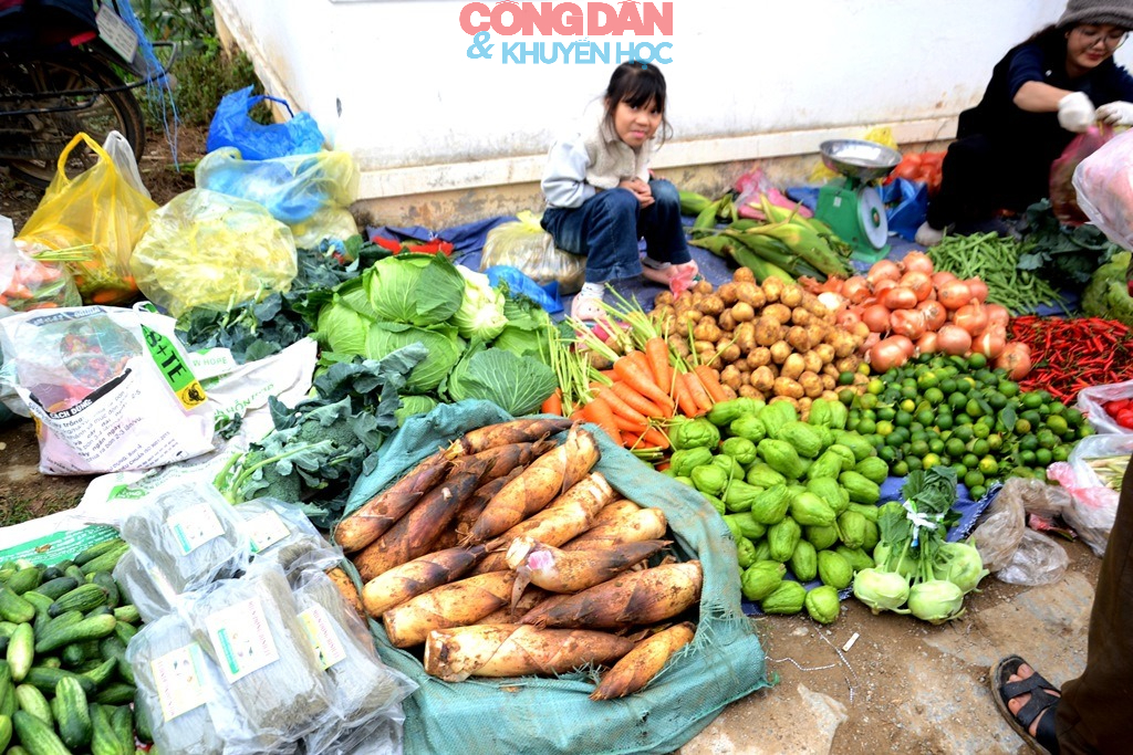 Rộn r&atilde; phi&ecirc;n chợ cuối năm ở v&ugrave;ng cao L&agrave;o Cai - Ảnh 5.