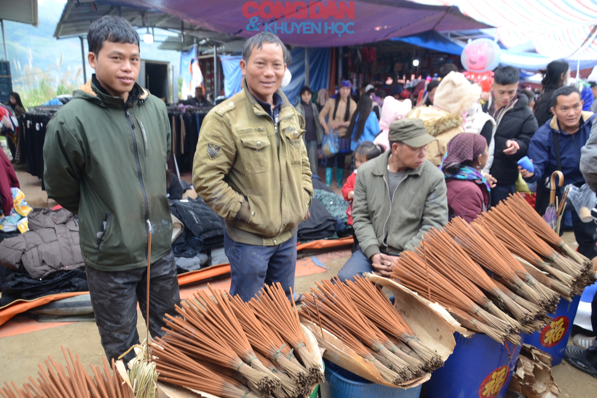 Rộn r&atilde; phi&ecirc;n chợ cuối năm ở v&ugrave;ng cao L&agrave;o Cai - Ảnh 10.