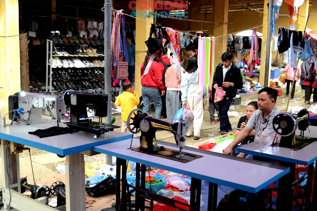 Rộn r&atilde; phi&ecirc;n chợ cuối năm ở v&ugrave;ng cao L&agrave;o Cai - Ảnh 11.