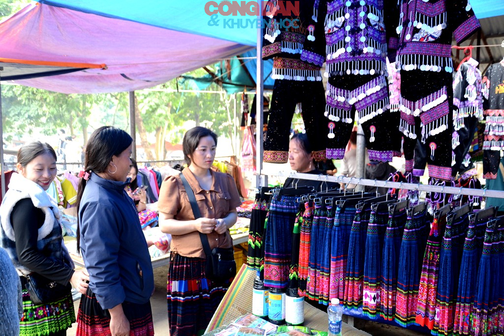 Rộn r&atilde; phi&ecirc;n chợ cuối năm ở v&ugrave;ng cao L&agrave;o Cai - Ảnh 12.