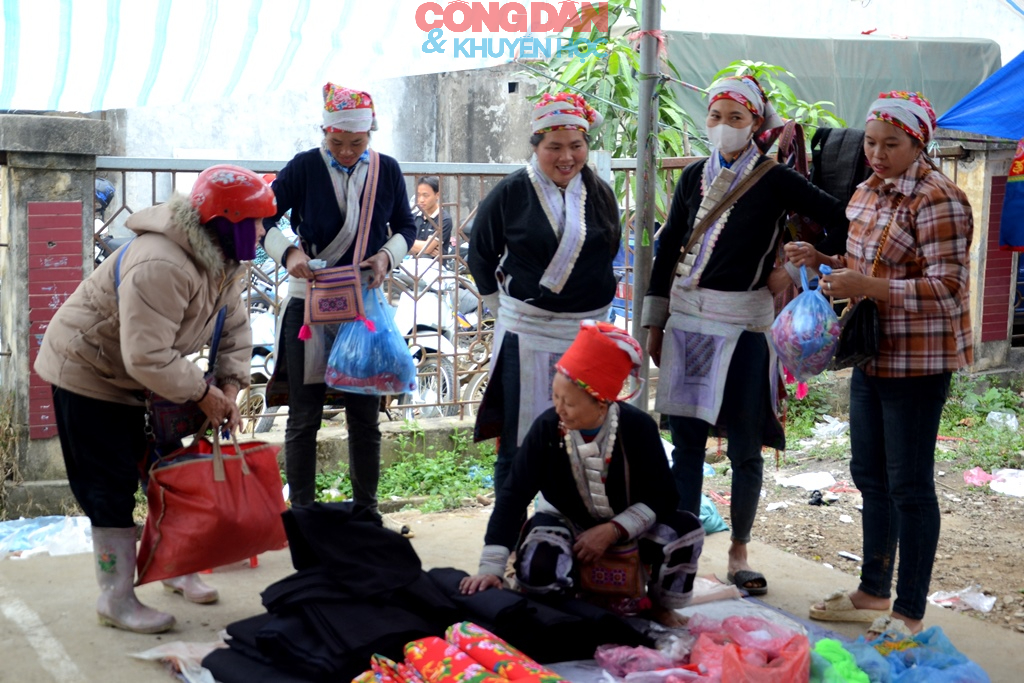 Rộn r&atilde; phi&ecirc;n chợ cuối năm ở v&ugrave;ng cao L&agrave;o Cai - Ảnh 13.
