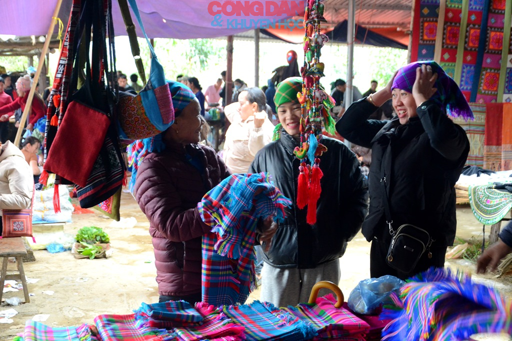 Rộn r&atilde; phi&ecirc;n chợ cuối năm ở v&ugrave;ng cao L&agrave;o Cai - Ảnh 14.