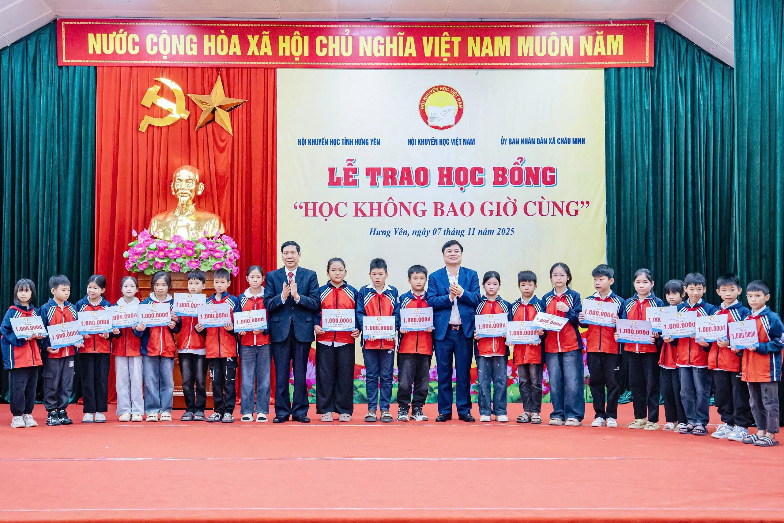 Những "nhịp cầu" khuyến học trên hành trình số và xanh - Ảnh 1.