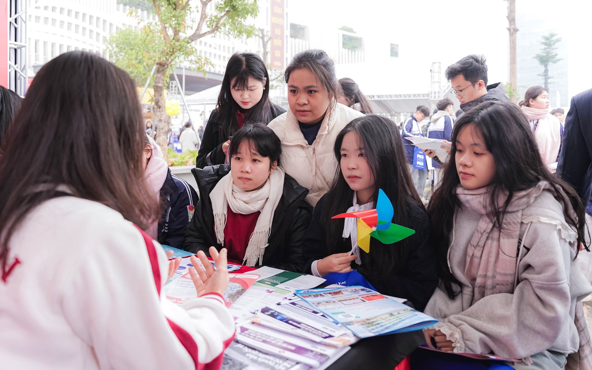 Tuyển sinh đại học giữa "b&atilde;o" th&ocirc;ng tin, học c&aacute;ch kh&ocirc;ng để thuật to&aacute;n dẫn dắt nỗi sợ m&ugrave;a thi - Ảnh 3.