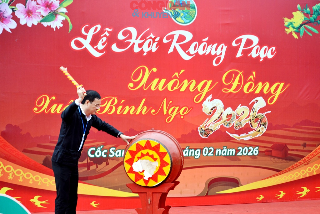 Đồng bào Giáy ở Cốc San tưng bừng hội xuống đồng đầu năm mới - Ảnh 2.