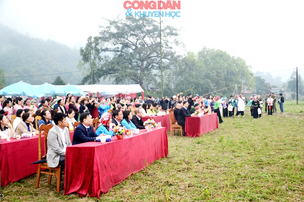 Đồng bào Giáy ở Cốc San tưng bừng hội xuống đồng đầu năm mới - Ảnh 3.