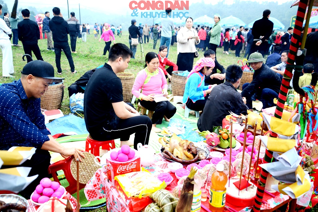 Đồng bào Giáy ở Cốc San tưng bừng hội xuống đồng đầu năm mới - Ảnh 6.