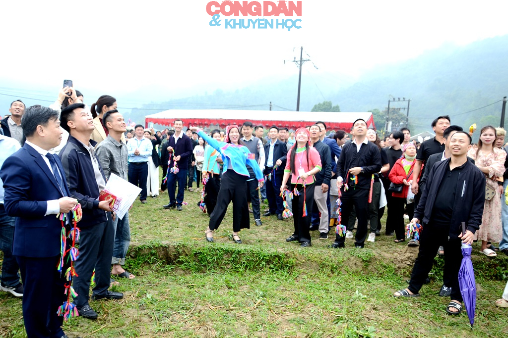 Đồng bào Giáy ở Cốc San tưng bừng hội xuống đồng đầu năm mới - Ảnh 12.