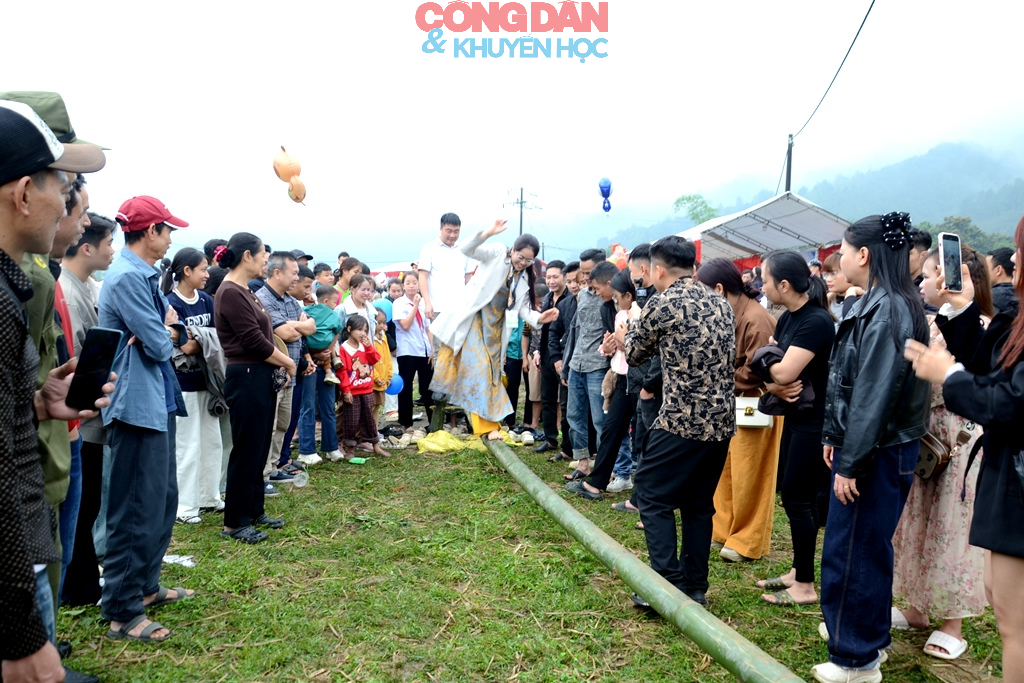 Đồng bào Giáy ở Cốc San tưng bừng hội xuống đồng đầu năm mới - Ảnh 14.