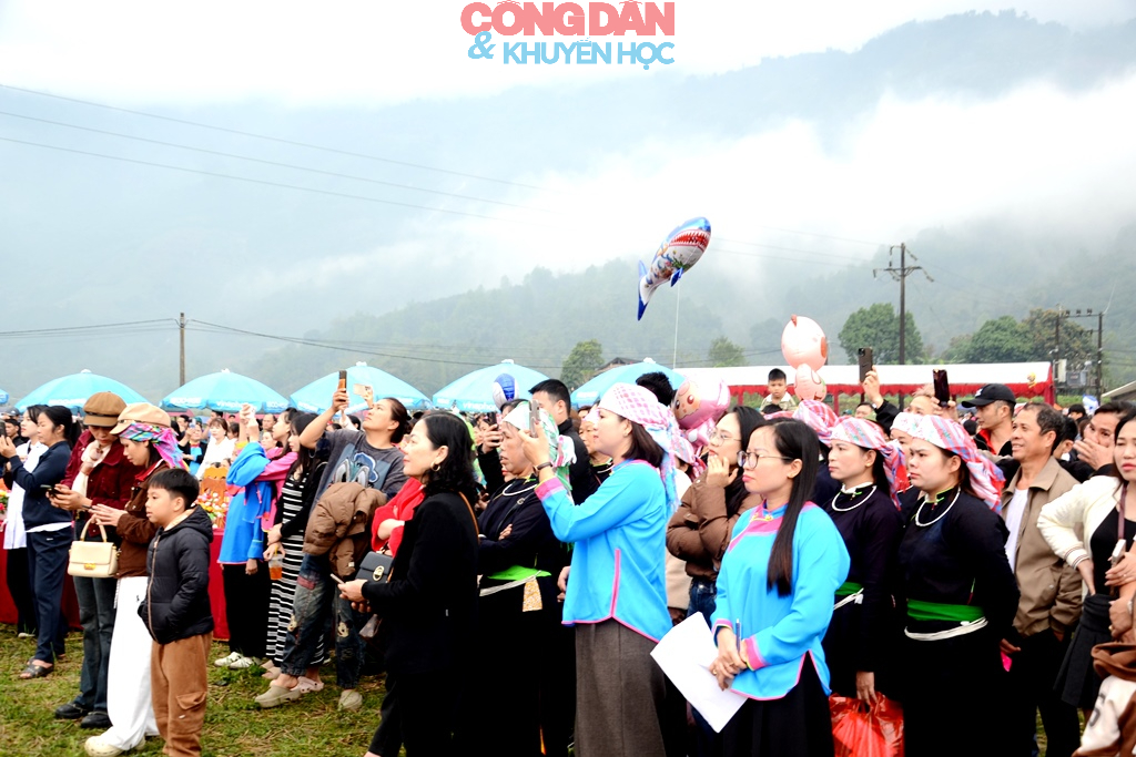 Đồng bào Giáy ở Cốc San tưng bừng hội xuống đồng đầu năm mới - Ảnh 22.