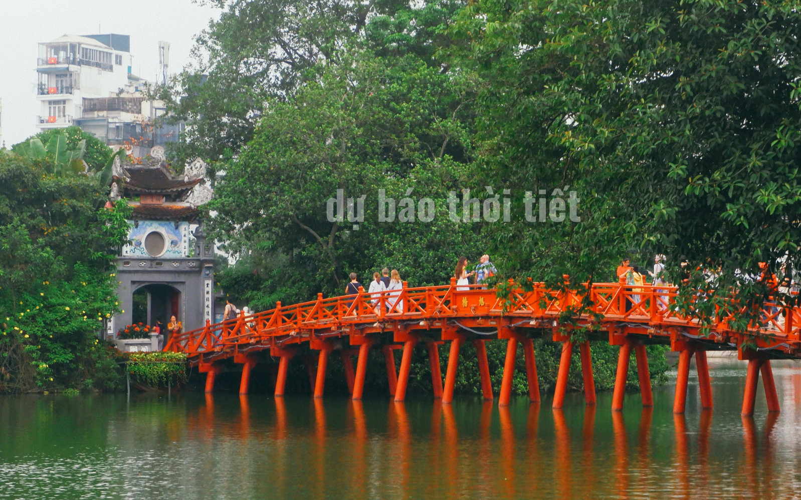 Chủ động bảo vệ sức khỏe trong thời tiết giao m&ugrave;a, nồm ẩm - Ảnh 1.