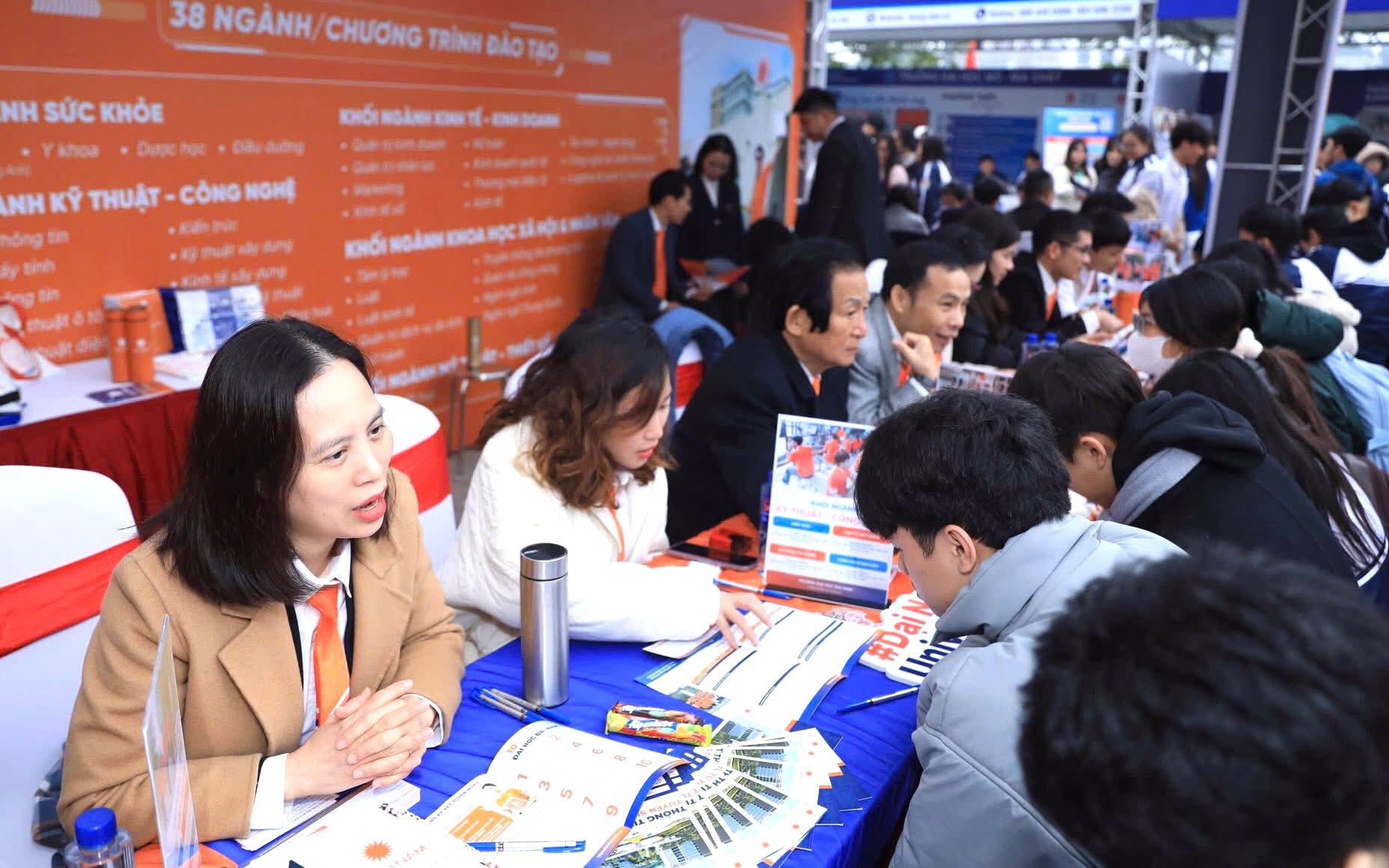 Tuyển sinh đại học 2026 thay đổi lớn khi bằng tiến sĩ l&agrave; chuẩn quy đổi - Ảnh 3.