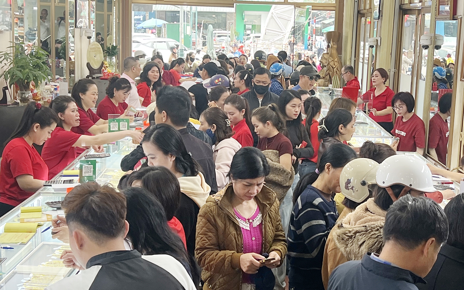 Mua v&agrave;ng tr&ecirc;n giấy c&oacute; đ&aacute;ng lo kh&ocirc;ng? - Ảnh 1.