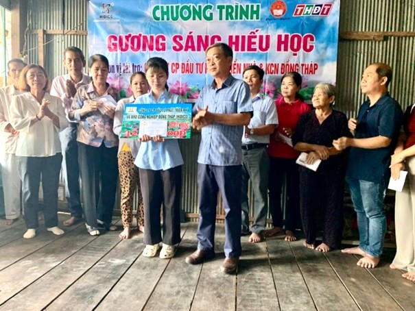 Lan tỏa tinh thần khuyến học: Trao 32 triệu đồng cho sinh viên vượt khó tại Cao Lãnh (Đồng Tháp) - Ảnh 2.