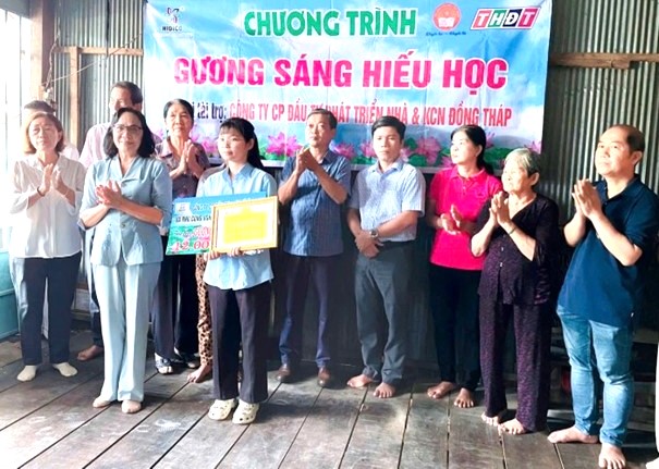 Lan tỏa tinh thần khuyến học: Trao 32 triệu đồng cho sinh viên vượt khó tại Cao Lãnh (Đồng Tháp) - Ảnh 1.