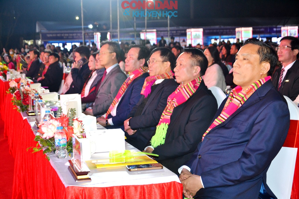 Tưng bừng giao lưu văn nghệ &ldquo;Ch&agrave;o Xu&acirc;n bi&ecirc;n giới&rdquo; Việt Nam &ndash; Trung Quốc tại L&agrave;o Cai - Ảnh 4.