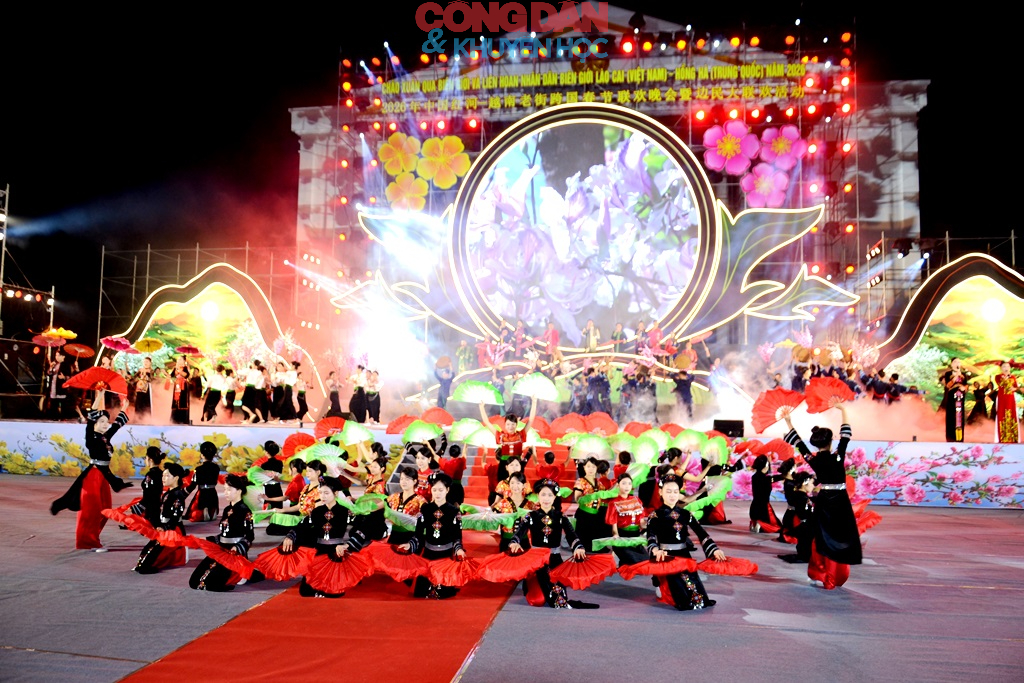 Tưng bừng giao lưu văn nghệ &ldquo;Ch&agrave;o Xu&acirc;n bi&ecirc;n giới&rdquo; Việt Nam &ndash; Trung Quốc tại L&agrave;o Cai - Ảnh 8.