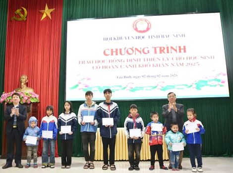 Hội Khuyến học tỉnh Bắc Ninh trao 100 suất học bổng Đinh Thiện L&yacute;, tiếp sức thế hệ trẻ đến trường - Ảnh 2.