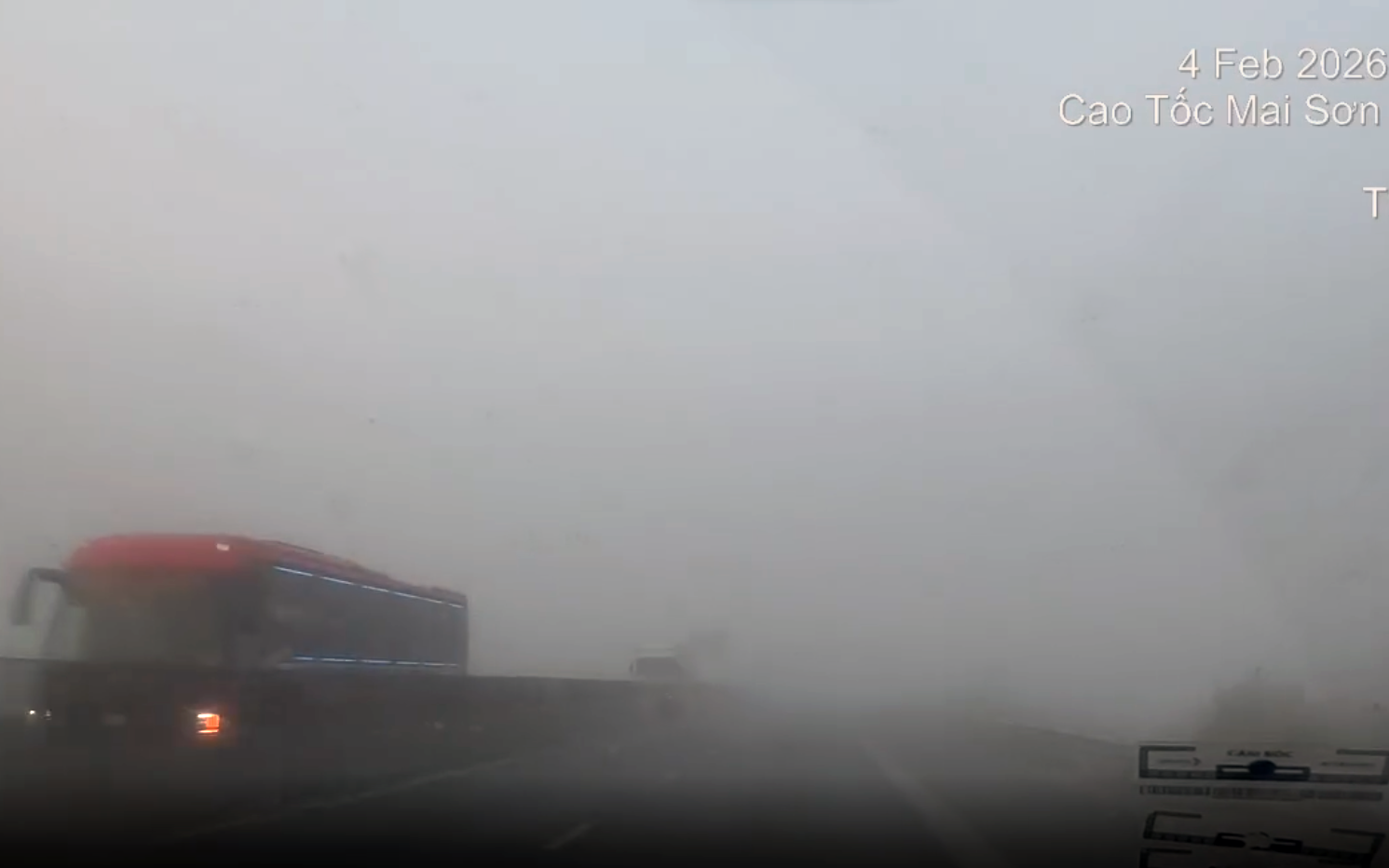 Giảm thiểu mất an to&agrave;n, cao tốc Nội B&agrave;i - L&agrave;o Cai được thảm nhựa tạo nh&aacute;m, chống trơn tr&ecirc;n to&agrave;n tuyến - Ảnh 2.