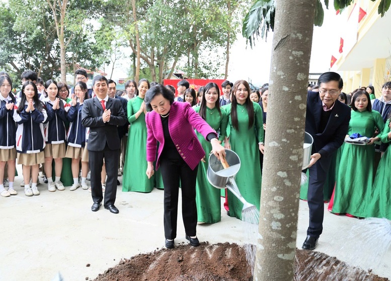 Ph&oacute; Thủ tướng Phạm Thị Thanh Tr&agrave; tặng qu&agrave; Tết  học sinh Trường trung học phổ th&ocirc;ng Cam Đường, tỉnh L&agrave;o Cai - Ảnh 7.