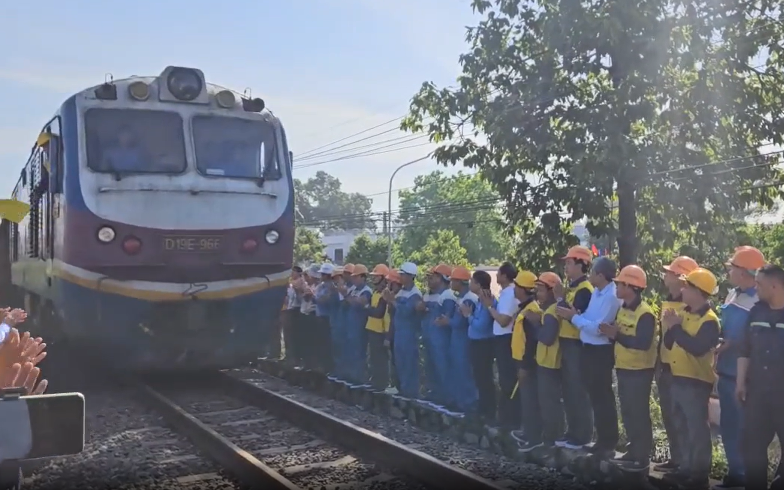 Sự cố đá rơi đường sắt: 17/3 sẽ khôi phục tàu qua Lăng Cô - Ảnh 1.