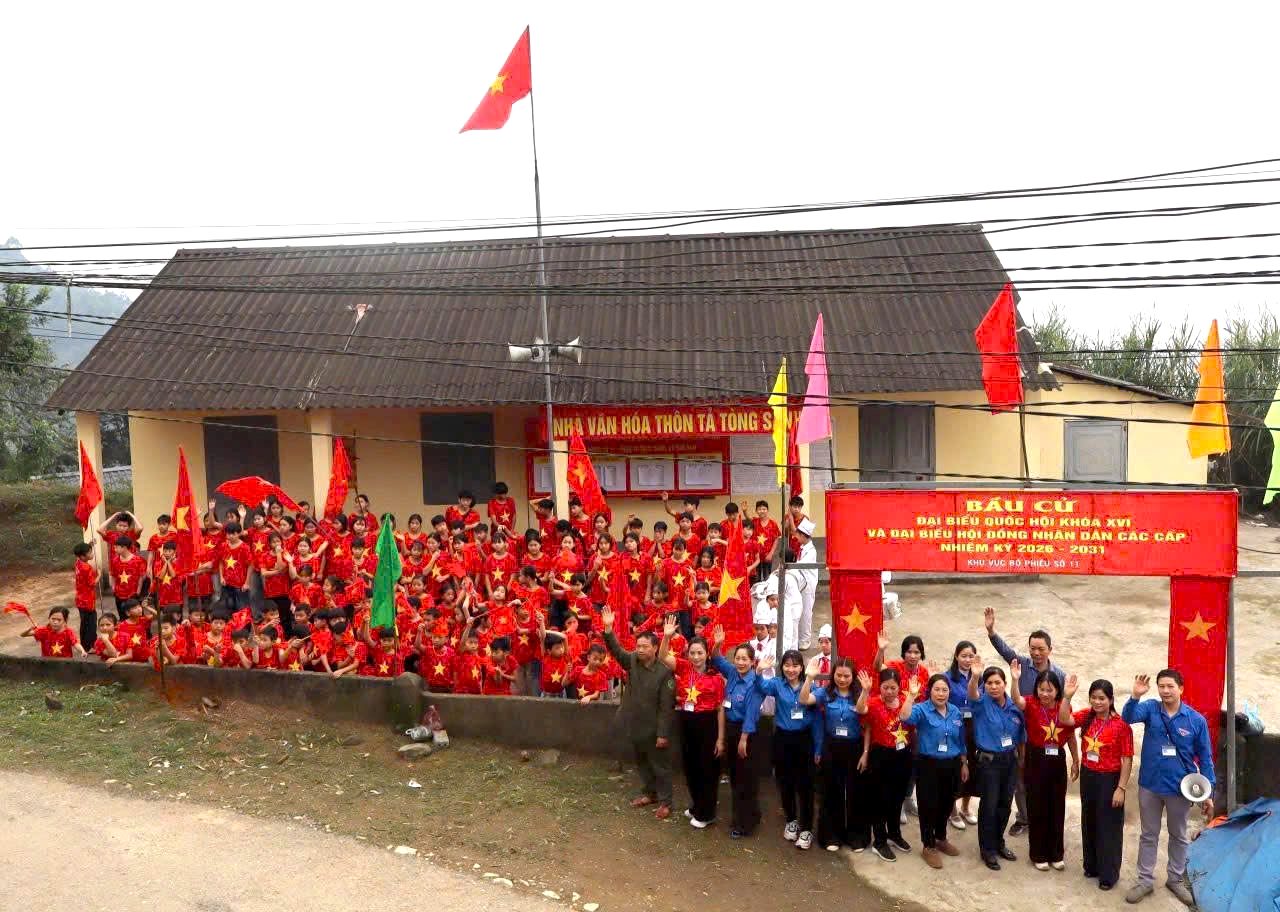 Học sinh Lào Cai tích cực cổ động ngày bầu cử - Ảnh 15.