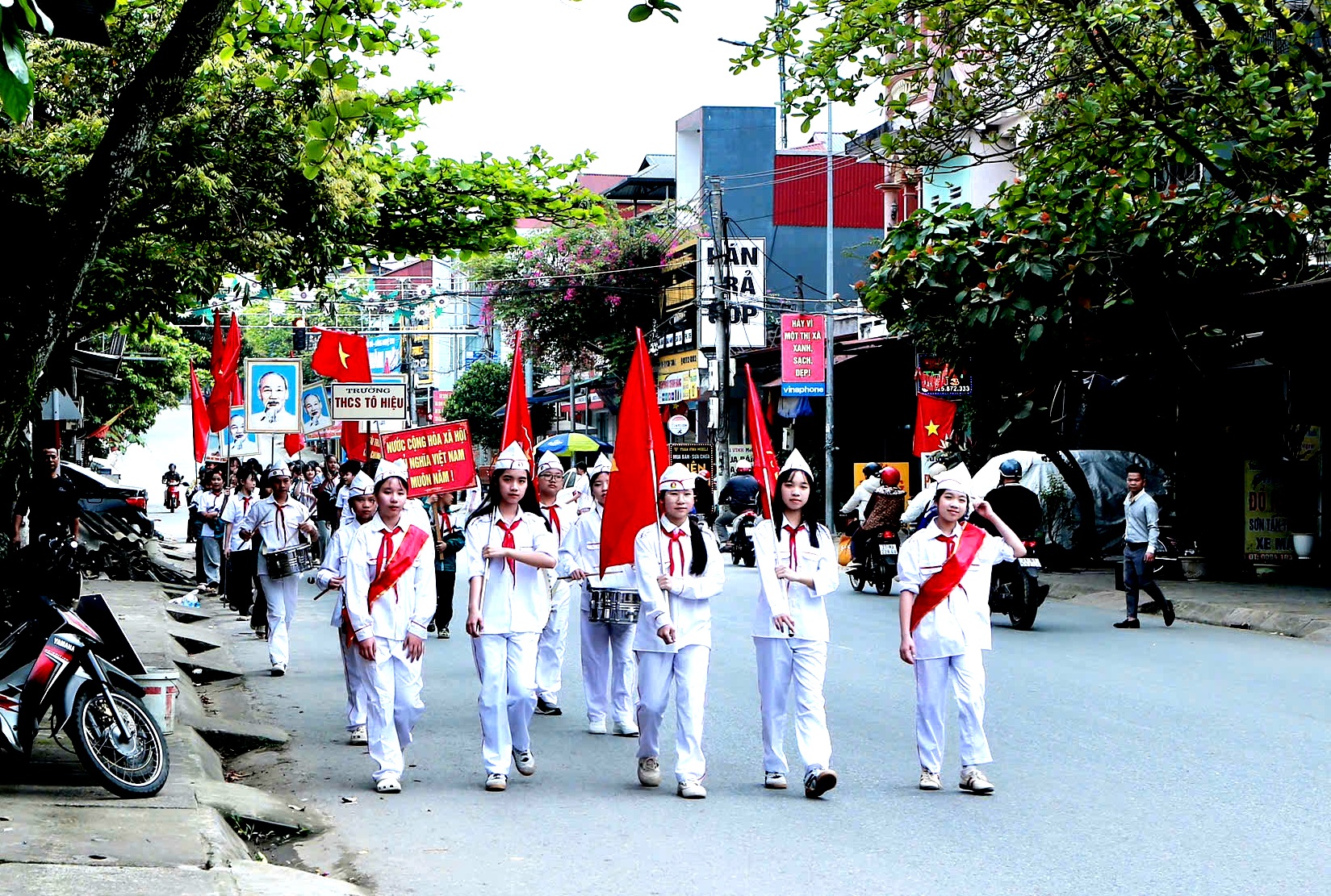 Học sinh Lào Cai tích cực cổ động ngày bầu cử - Ảnh 1.