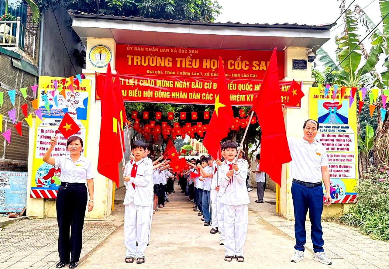 Học sinh Lào Cai tích cực cổ động ngày bầu cử - Ảnh 2.