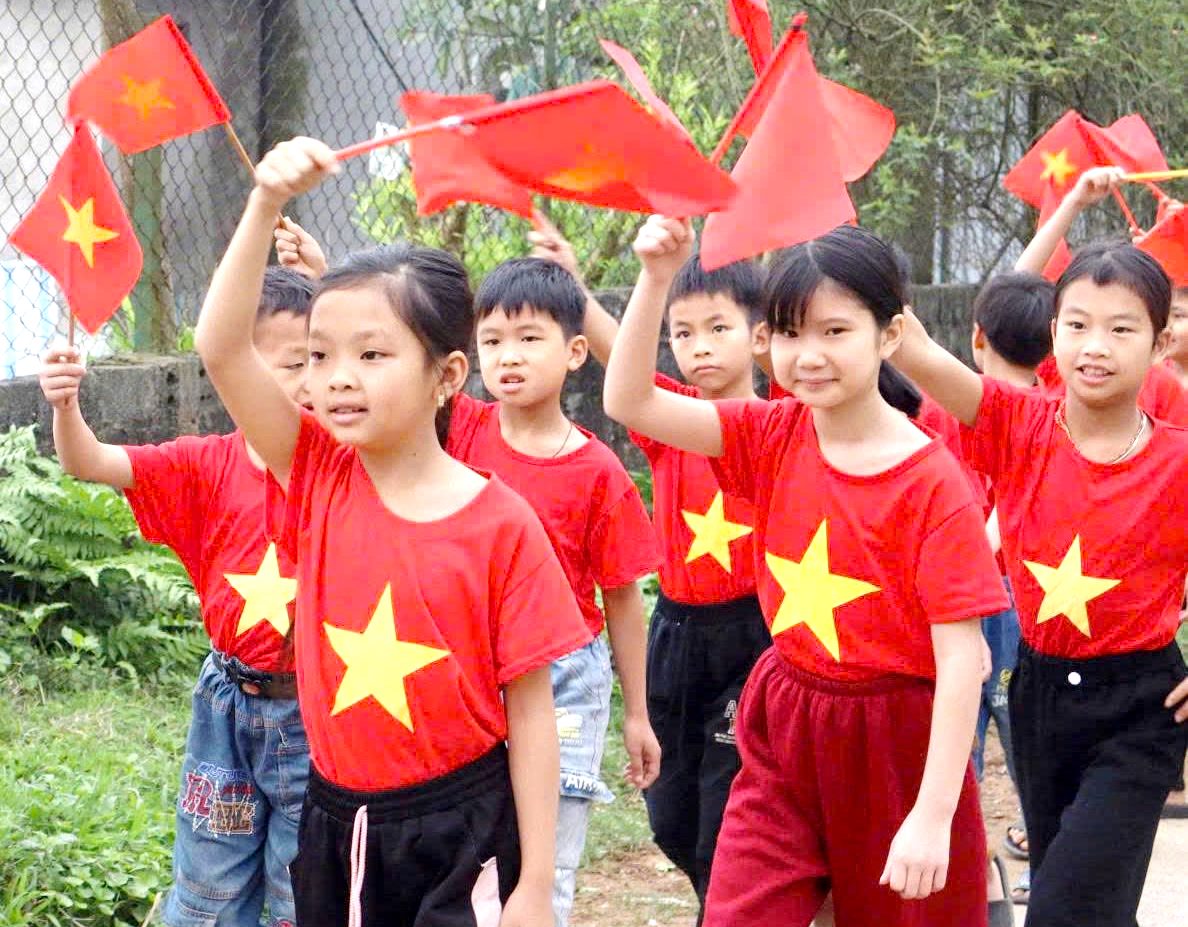 Học sinh Lào Cai tích cực cổ động ngày bầu cử - Ảnh 4.