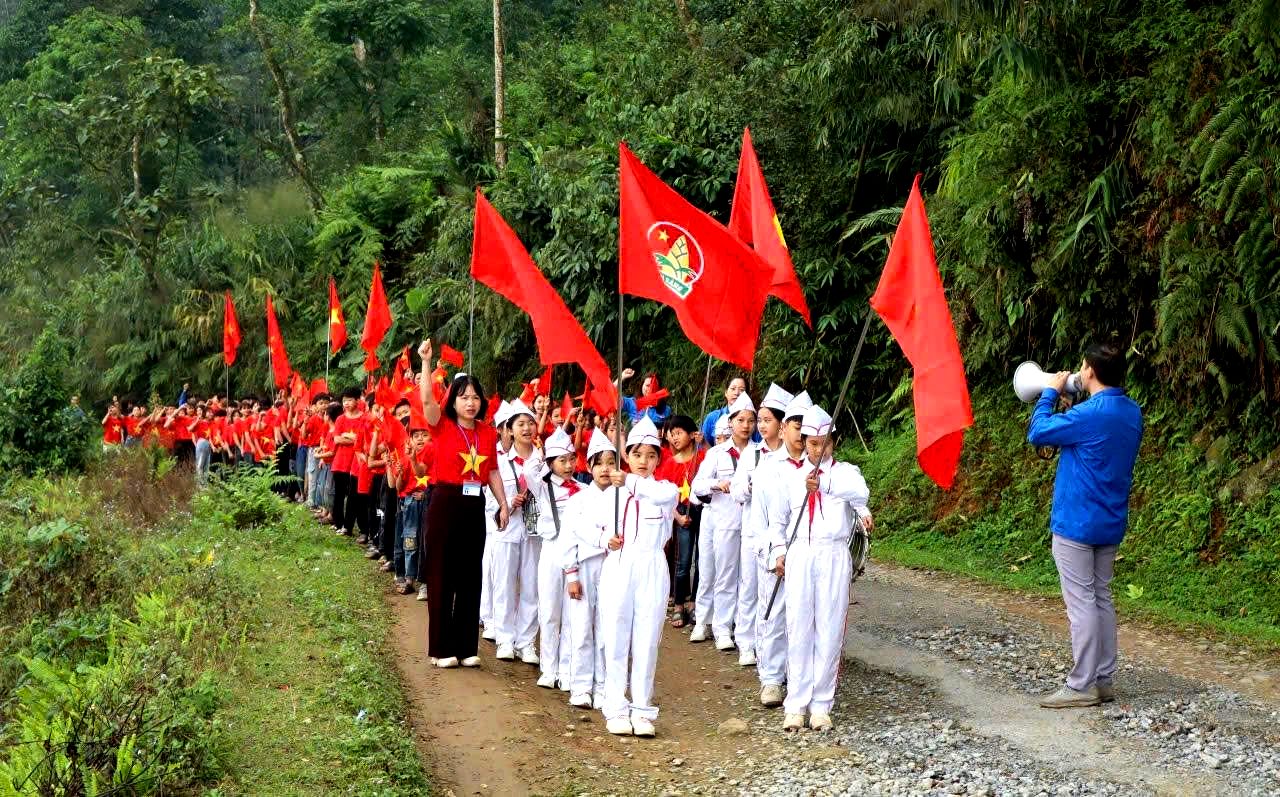 Học sinh Lào Cai tích cực cổ động ngày bầu cử - Ảnh 3.