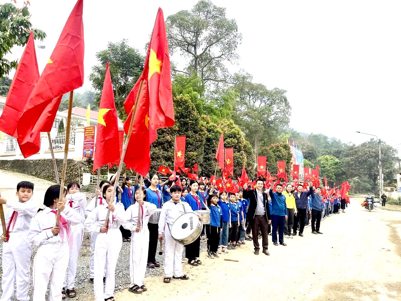 Học sinh Lào Cai tích cực cổ động ngày bầu cử - Ảnh 7.