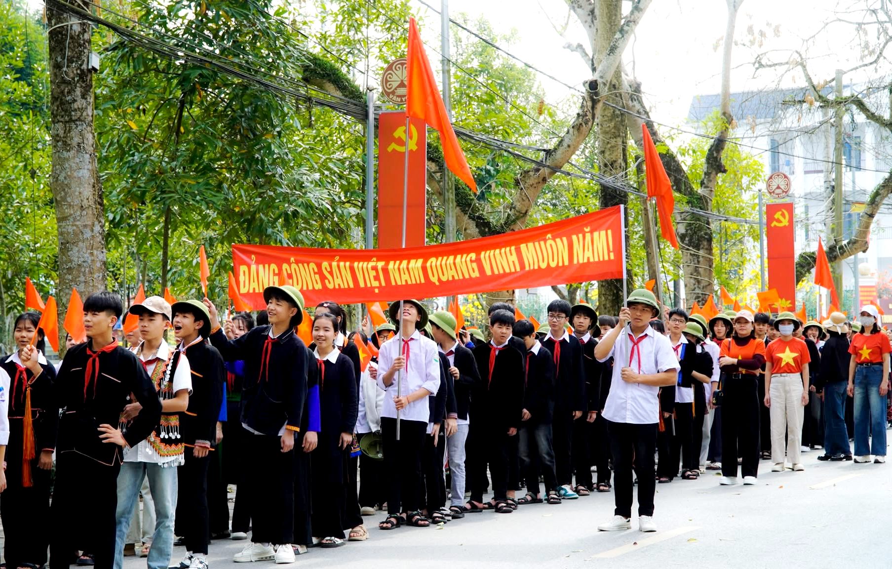 Học sinh Lào Cai tích cực cổ động ngày bầu cử - Ảnh 11.