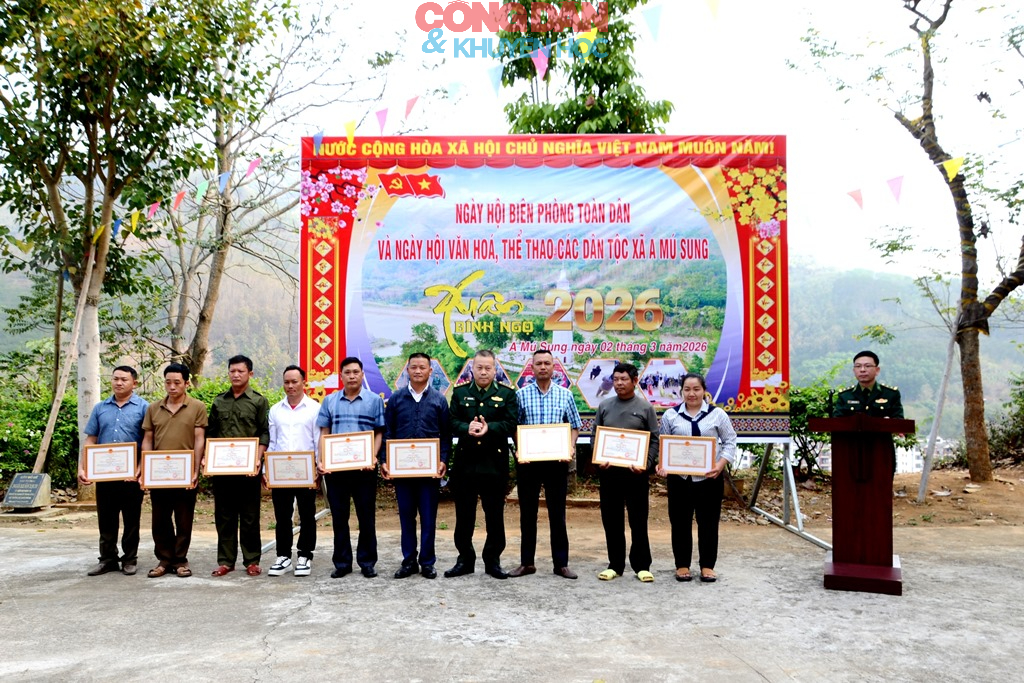 Rộn ràng ngày hội “Biên phòng toàn dân” ở Lũng Pô, nơi con sông Hồng chảy vào đất Việt - Ảnh 2.