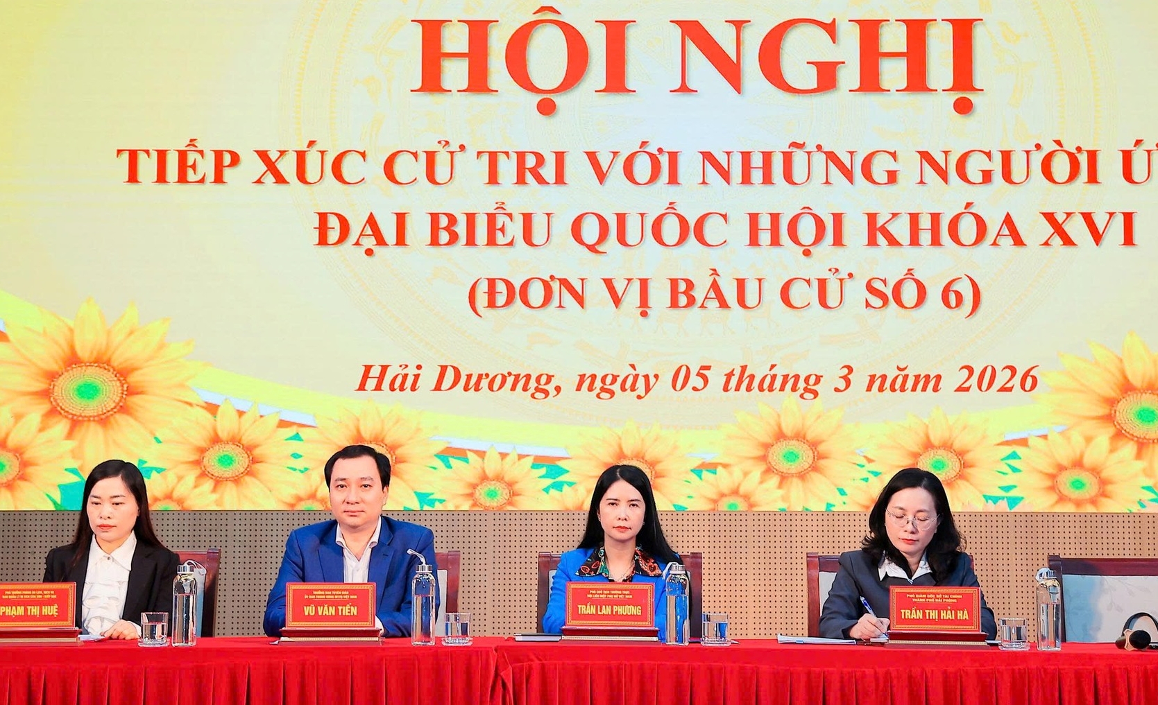 Ông Vũ Văn Tiến, Ủy viên Đoàn Chủ tịch, Trưởng Ban Tuyên giáo Cơ quan Ủy ban Trung ương MTTQ Việt Nam cùng các ứng cử viên tại Hội nghị