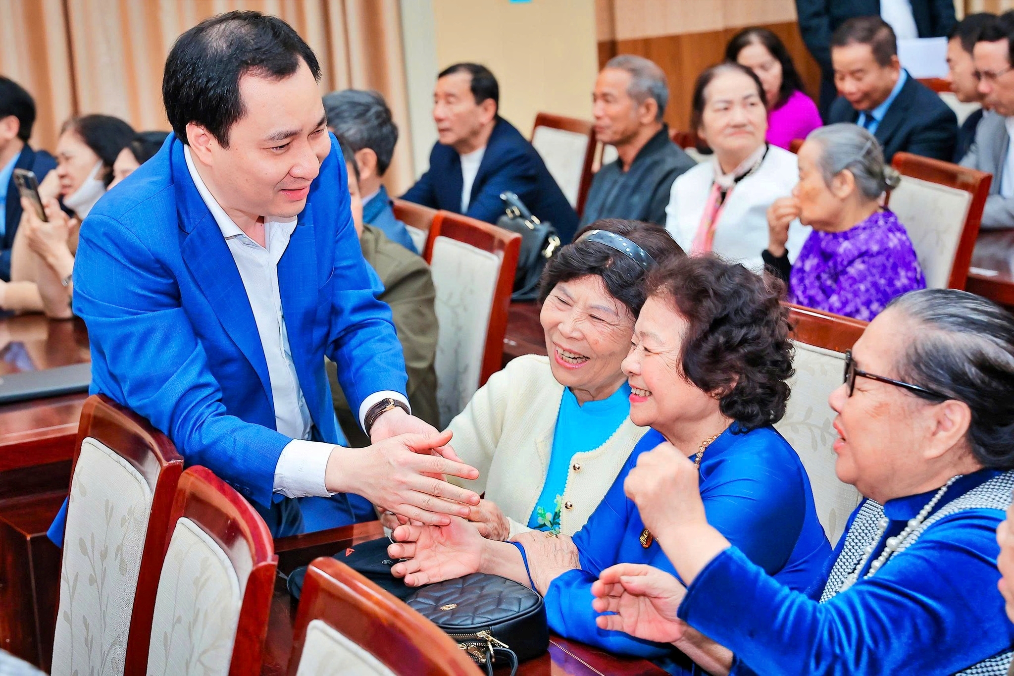 Ông Vũ Văn Tiến, Ủy viên Đoàn Chủ tịch, Trưởng Ban Tuyên giáo Cơ quan Ủy ban Trung ương MTTQ Việt Nam cùng các cử tri tham dự Hội nghị.