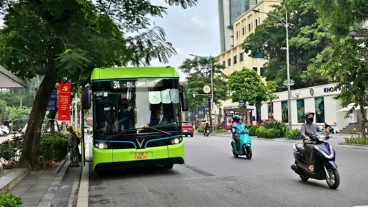 Xe bu&yacute;t điện hoạt động hiệu quả, H&agrave; Nội đẩy nhanh chuyển đổi xanh - Ảnh 1.