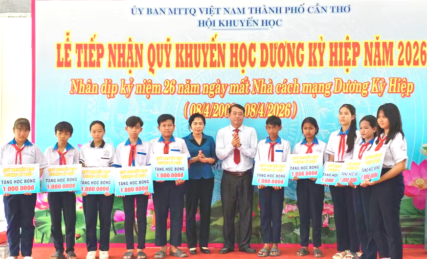 Hội Khuyến học th&agrave;nh phố Cần Thơ tiếp nhận gần 500 tri&ecirc;u từ Quỹ khuyến học Dương Kỳ Hiệp - Ảnh 1.