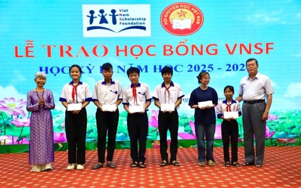 Hội Khuyến học tỉnh Đồng Th&aacute;p trao 54 suất học bổng VNSF - Ảnh 2.