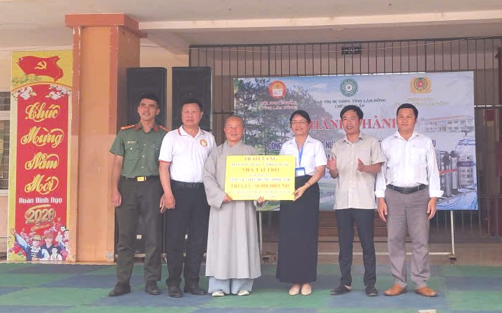 Hội Khuyến học tỉnh L&acirc;m Đồng phối hợp trao tặng m&aacute;y lọc nước v&agrave; học bổng cho học sinh v&ugrave;ng kh&oacute; khăn - Ảnh 4.