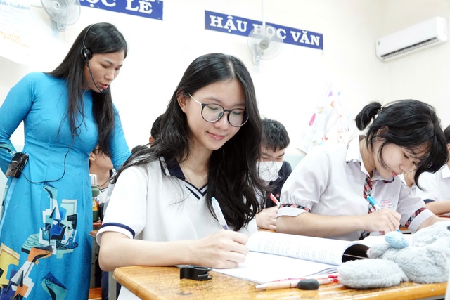 Tuyển sinh đại học 2026: X&eacute;t học bạ 3 năm bắt buộc phải c&oacute; m&ocirc;n To&aacute;n hoặc Ngữ văn - Ảnh 1.